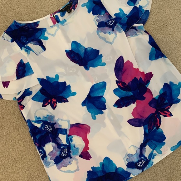 💙💕 Bold & Beautiful Blouse from Banana 💙💕 - Picture 8 of 14